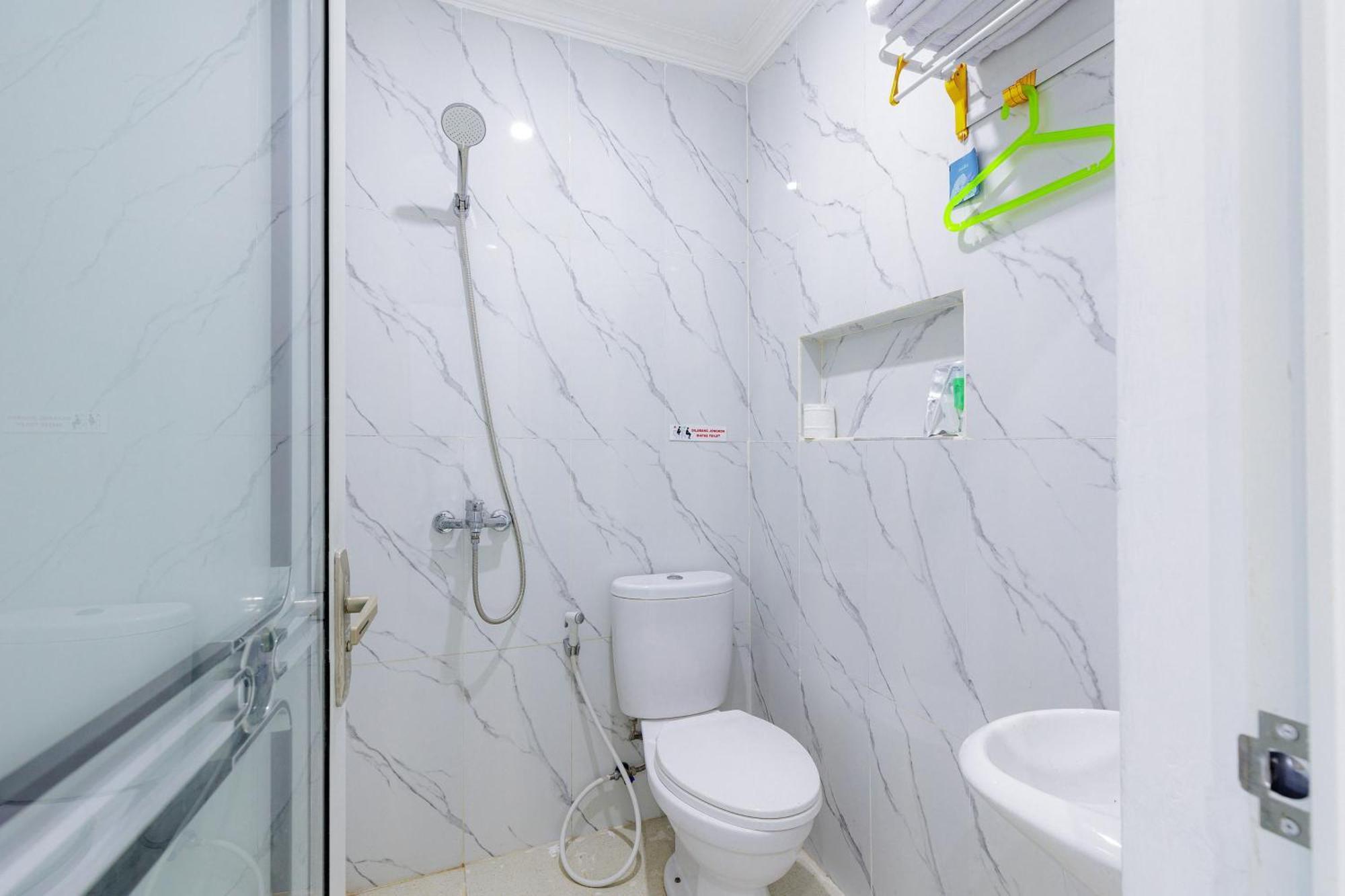 Urbanview Hotel Amira Syariah Bogor Pamoyanan Екстериор снимка