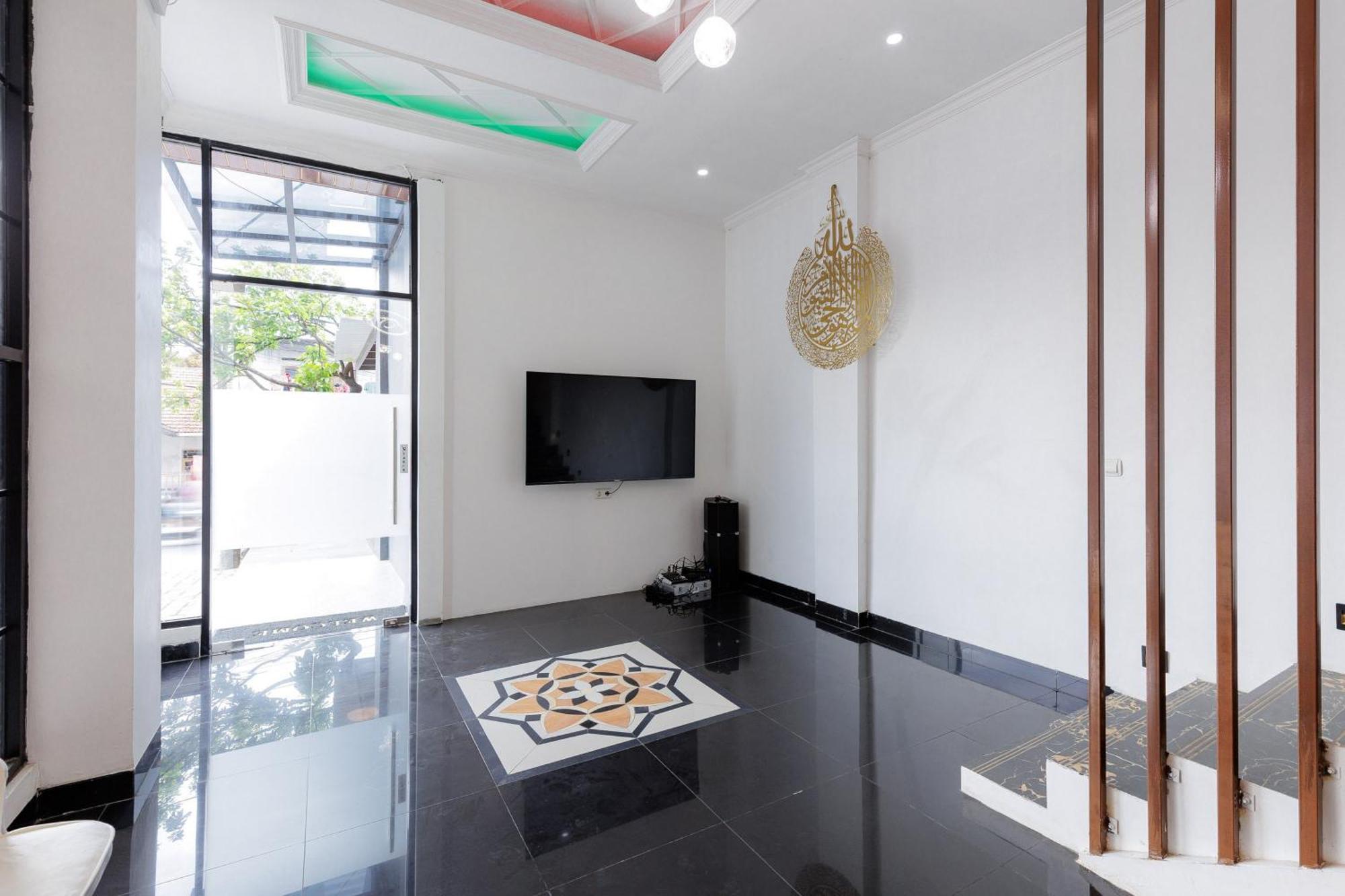 Urbanview Hotel Amira Syariah Bogor Pamoyanan Екстериор снимка